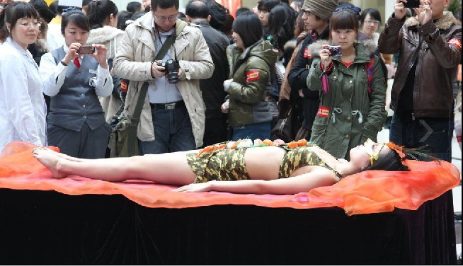 爆料：大连美食节惊现美女人体“宴”（图）