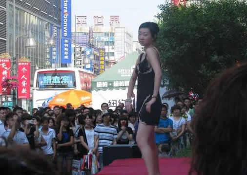 某市亚泰富苑内衣秀 亮瞎你的眼（图）