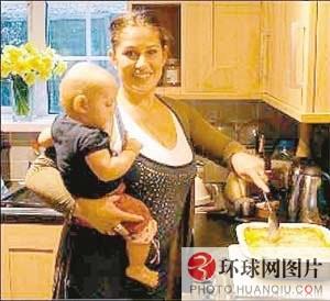 大胸部砸西瓜瞠目结舌 搞笑图片