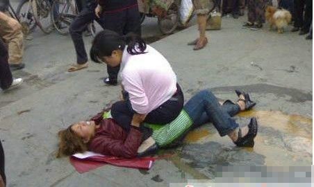 野蛮女人街头打架 发飙野蛮女人惹不起（图）