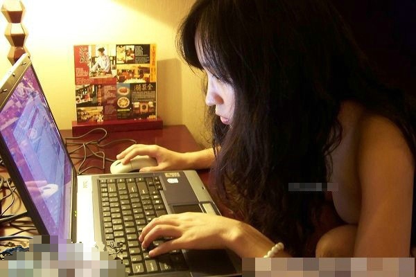 女白领周末居家疯狂大胆玩自拍（图）