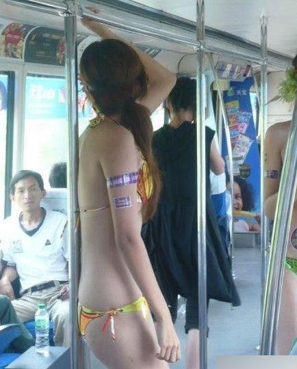 美女坐车真不低调