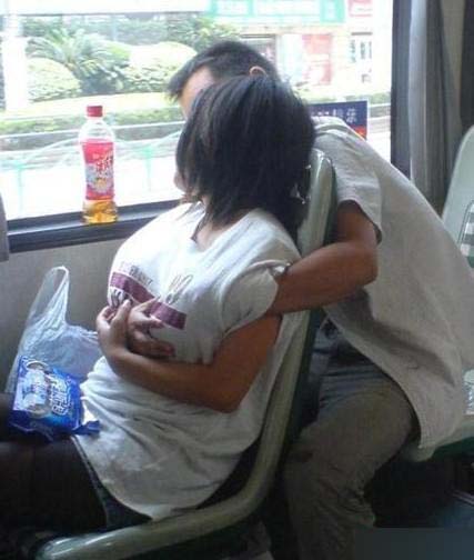 美女坐车真不低调