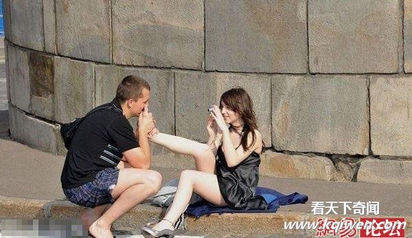 抓拍疯狂男女们当众大胆亲热的雷人场面(组图)