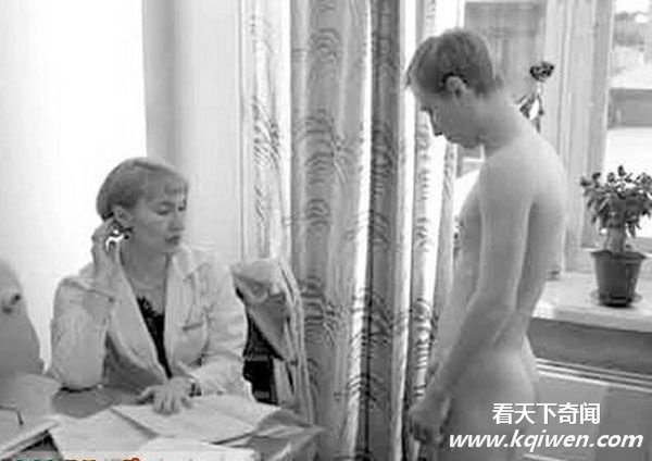 实拍揭秘俄罗斯征兵赤裸裸体检全过程:女医生检裸男最尴尬(组图)