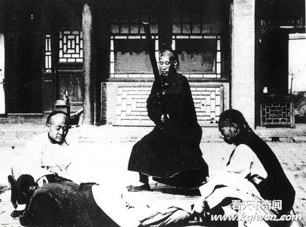 实拍各国古代脱裤子打屁股的笞刑现场 最没尊严的刑罚(组图20P)